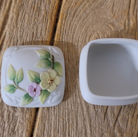 Norcrest porcelain box - Picture 2 of 3